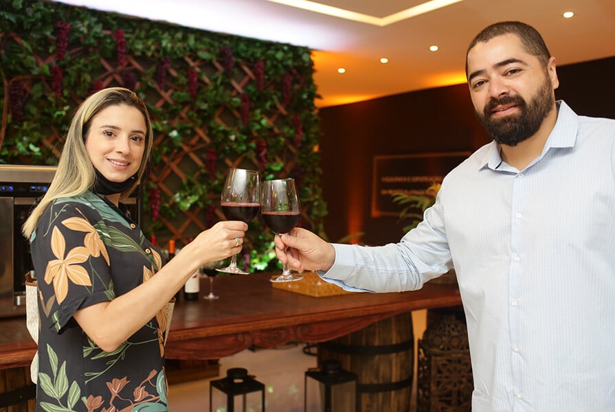 Leando e Vivian Diacopulos brindando ao lançamento do Cabernet Plaenge