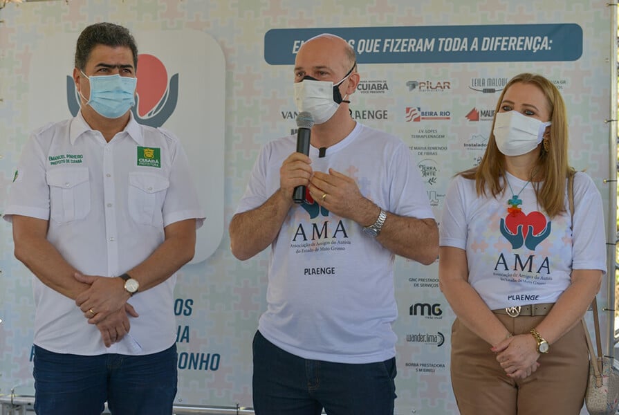 prefeito Emanuel Pinheiro e diretor da Plaenge Rogério Fabian na inauguração da AMA