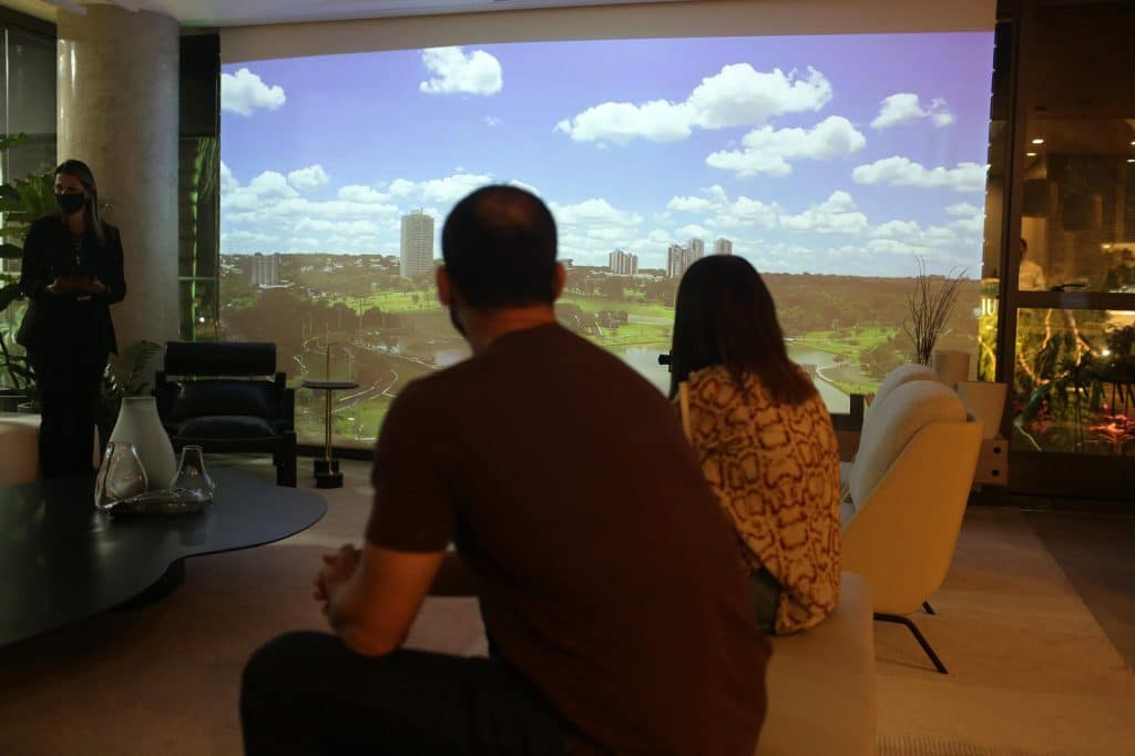 Clientes assistindo o vídeo de demonstração do imóvel alto padrão Scenarium 