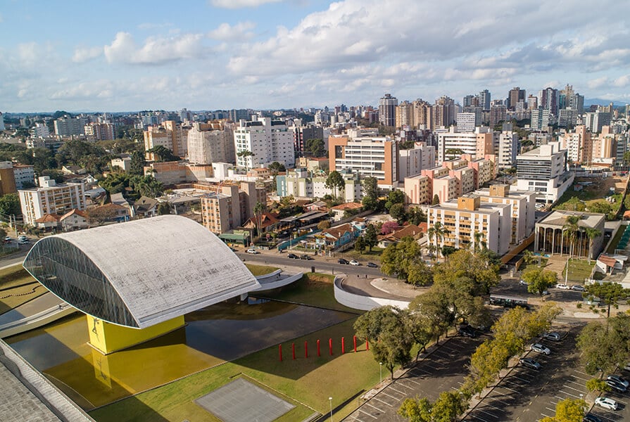 Vista aérea do Museu Oscar Niemeyer em Curitiba e localização do empreendimento 