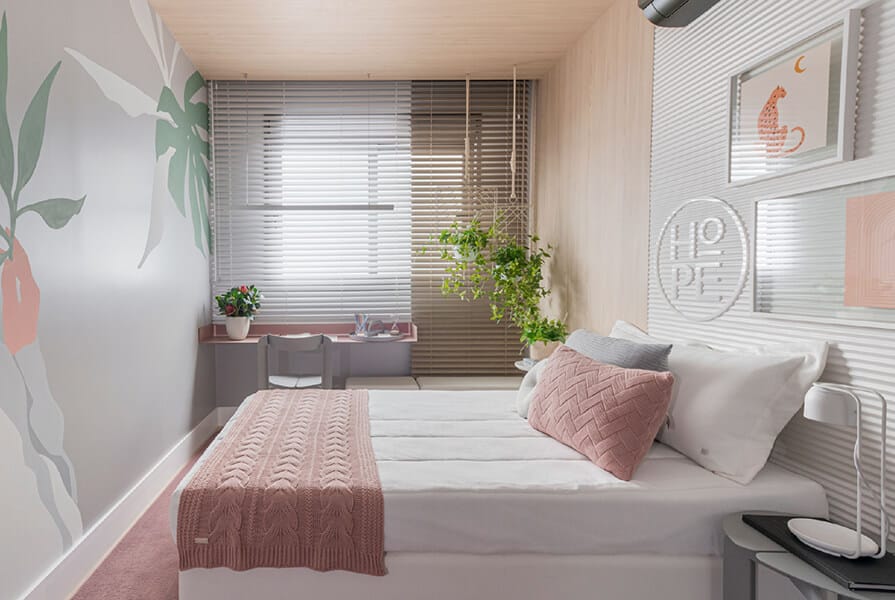 quarto de menina com cama e mesa para estudos