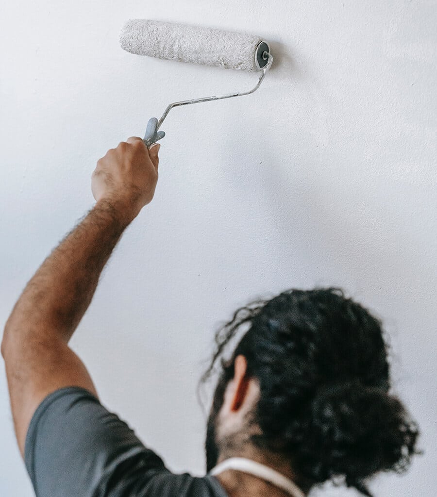 homem pintando novo apartamento