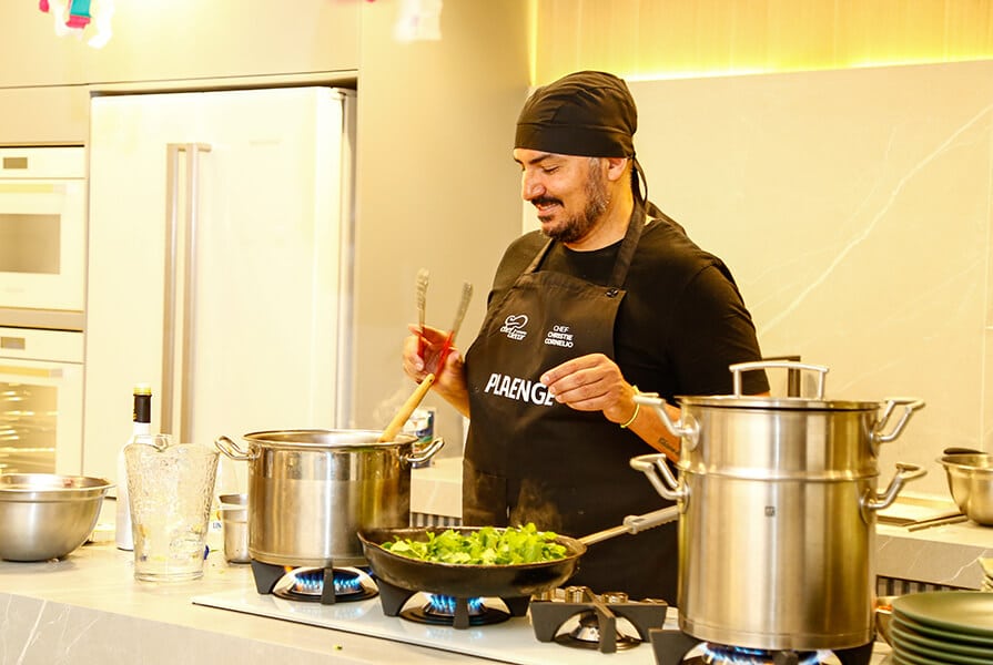 chef no fogão, cozinhando a janta para o evento chef decor