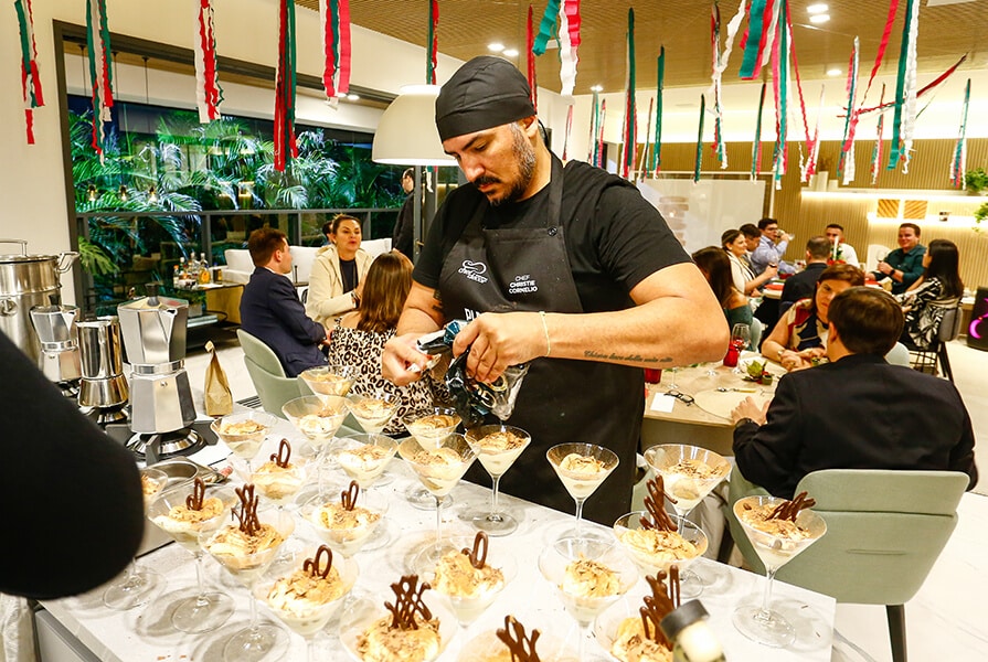 chef preparando a sobremesa tiramisu