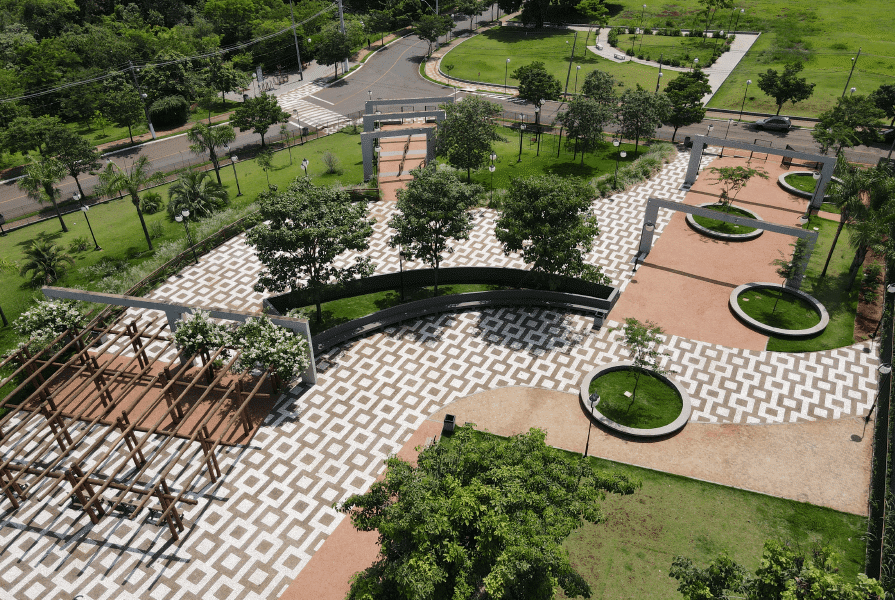 Praça dos pioneiros em londrina, vista aérea, próximo ao Arbo e Flora