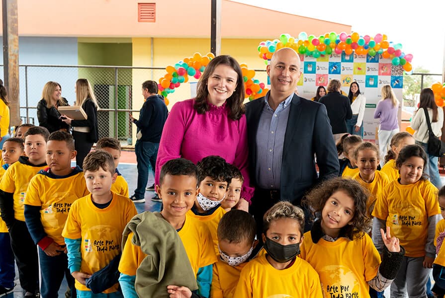 homem, mulher e crianças na escola