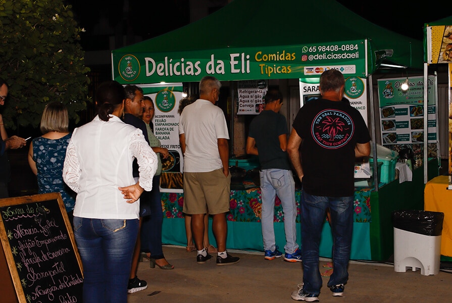 fila de pessoas esperando no food truck