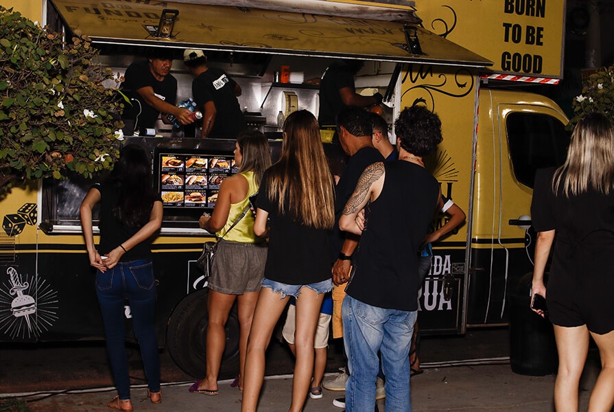 fila de pessoas esperando no food truck