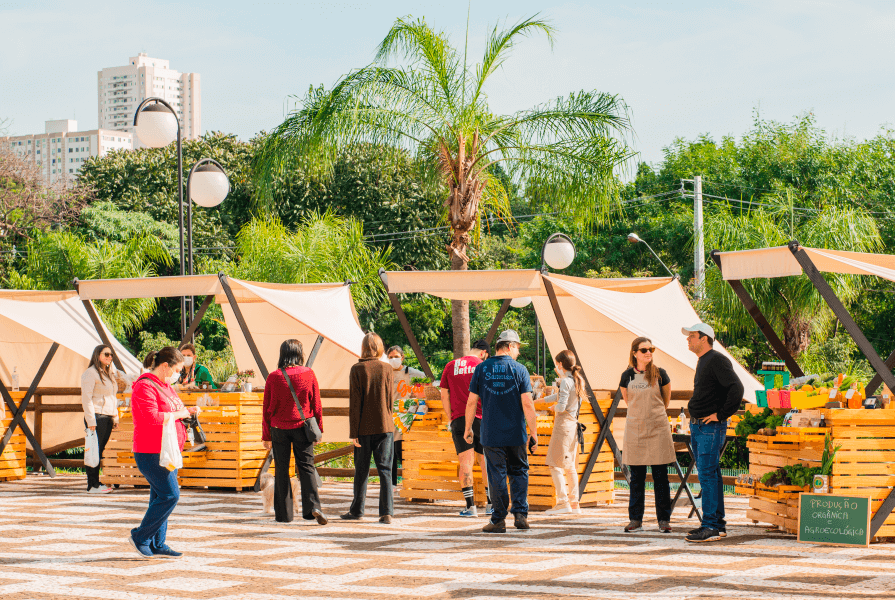 pessoas passeando na praça 