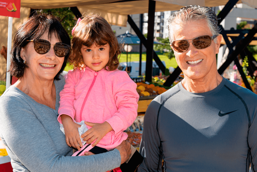 casal e filha no sábado no parque