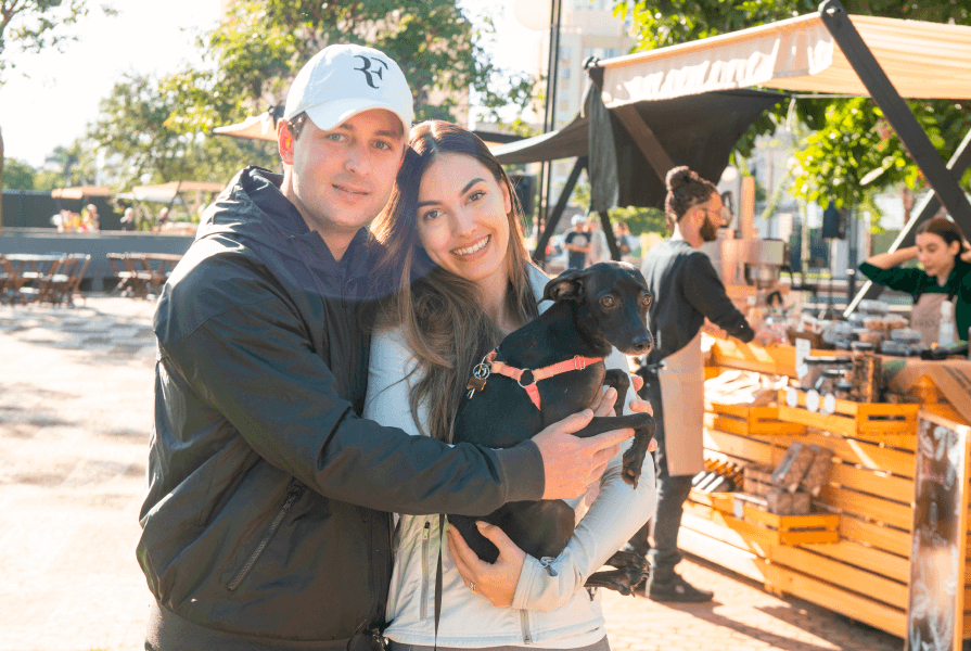 casal com cachorro