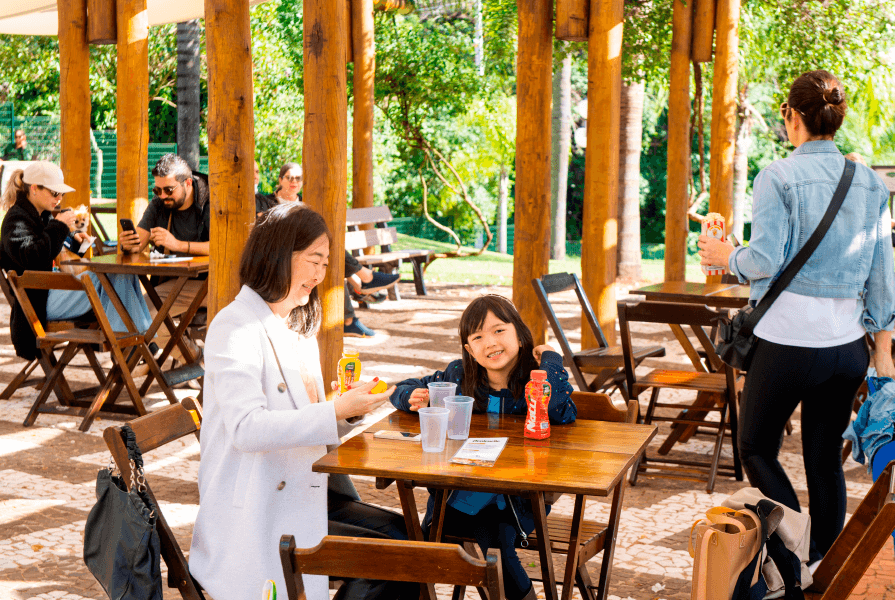 mãe e filha no sábado no parque