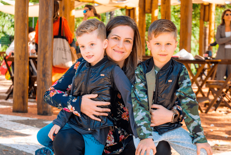 mãe e filhos no sábado no parque