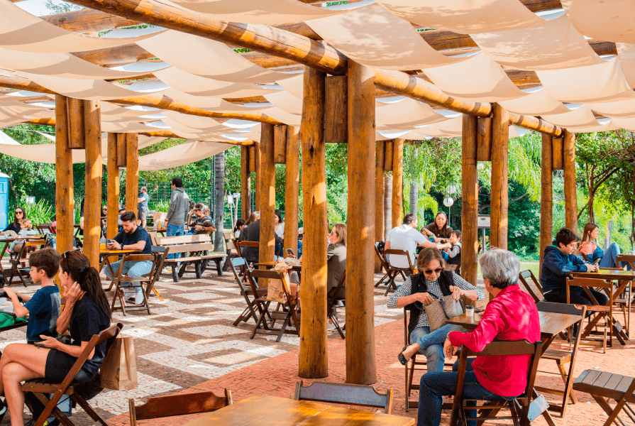 pessoas sentadas em mesas no sábado no parque