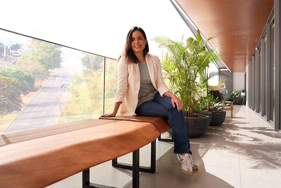 mulher sentada em banco produzido com sustentabilidade e design