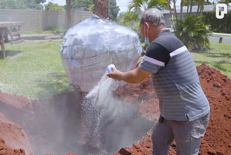 homem replantando árvore no projeto Floresta dos 30