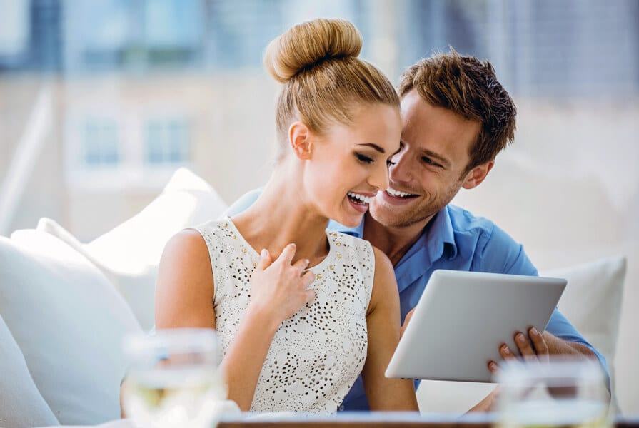 casal vendo tablet