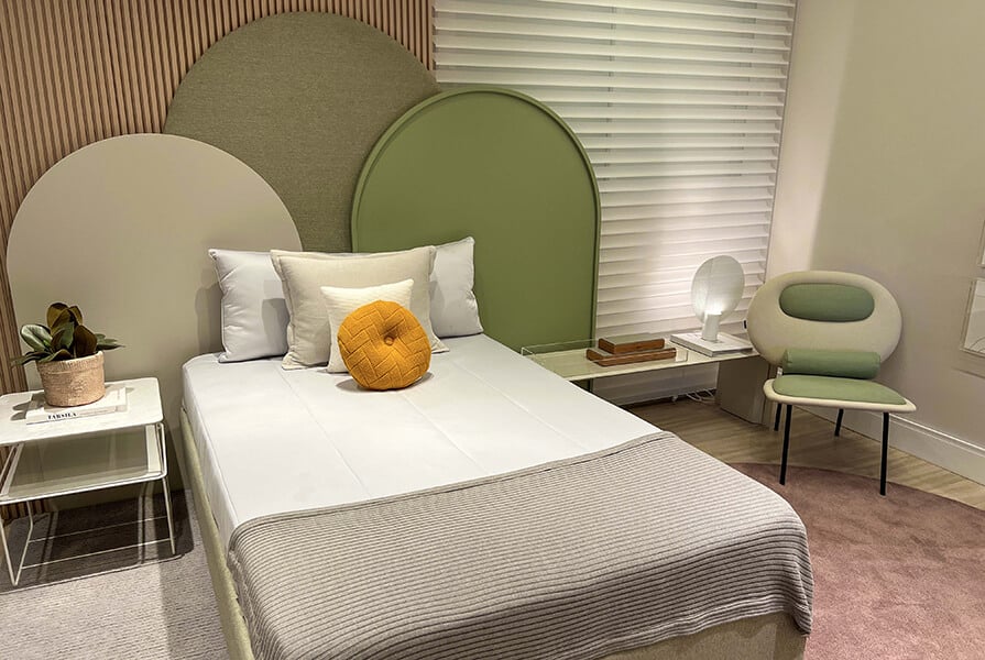 suite feminna com cama e almofada laranja 