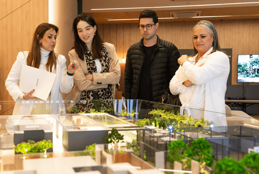 pessoas olhando a maquete do prédio