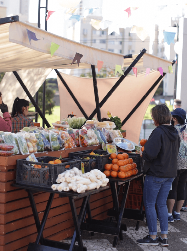 mulheres comprando fruta