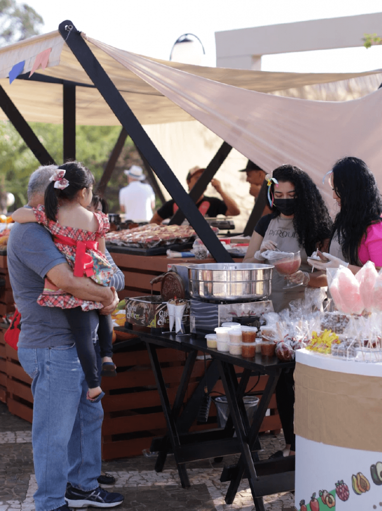 criança na fila do algodão doce, arraia julino