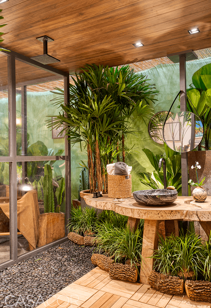 banheiro com mesa de madeira com design biofilico