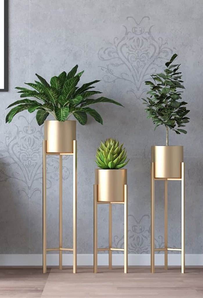 vasos de metal com plantas