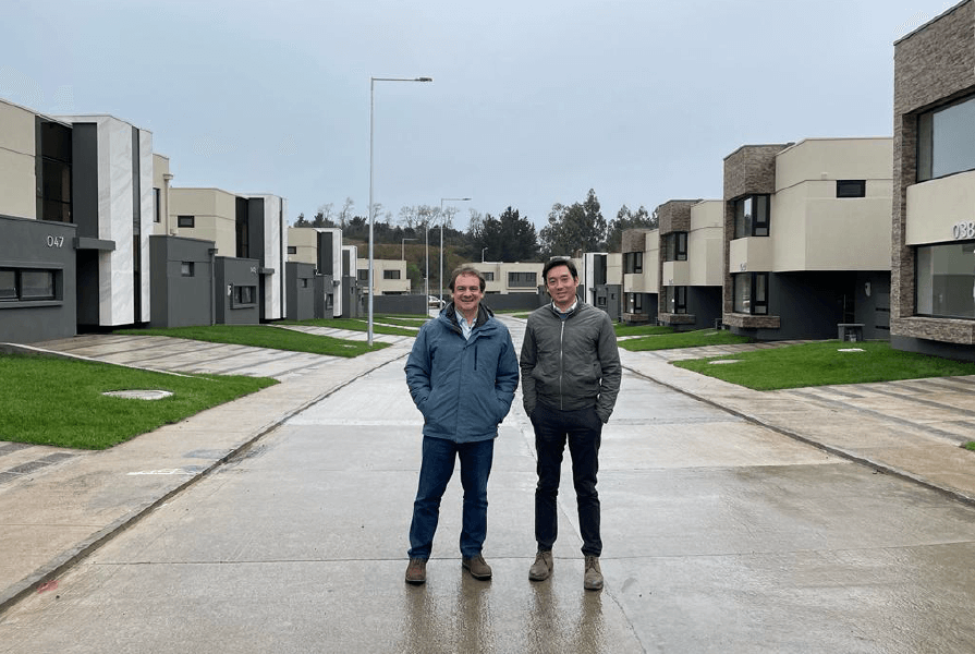 homens em condominio de casas da plaenge no chile 