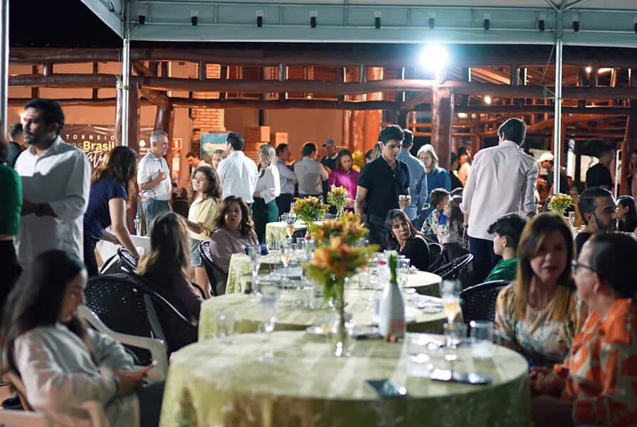 pessoas sentadas na mesa no torneio de golfe 