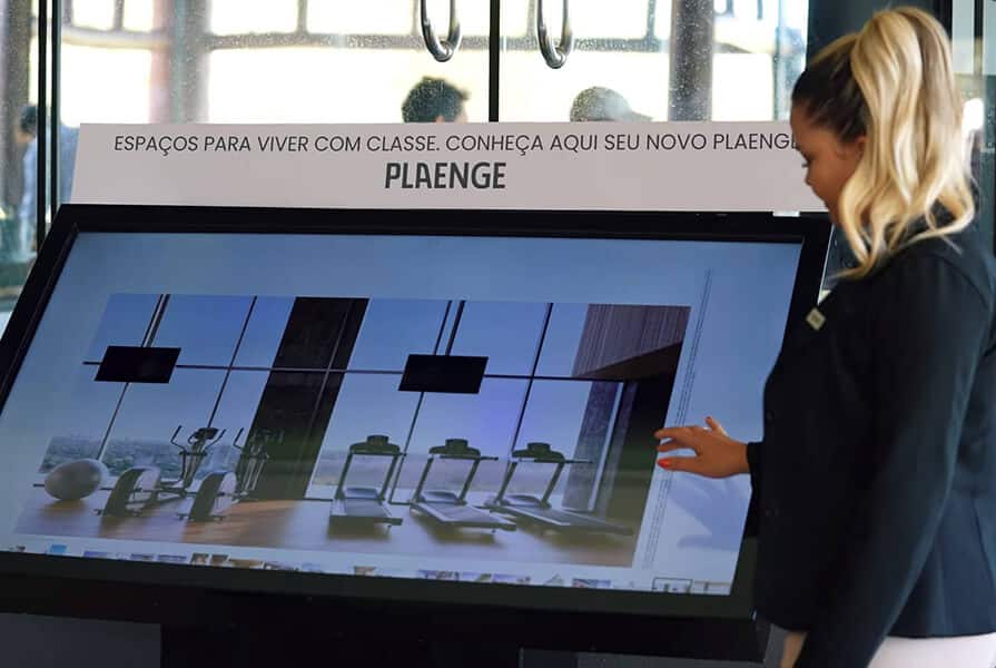 mulher apresenta plaenge 