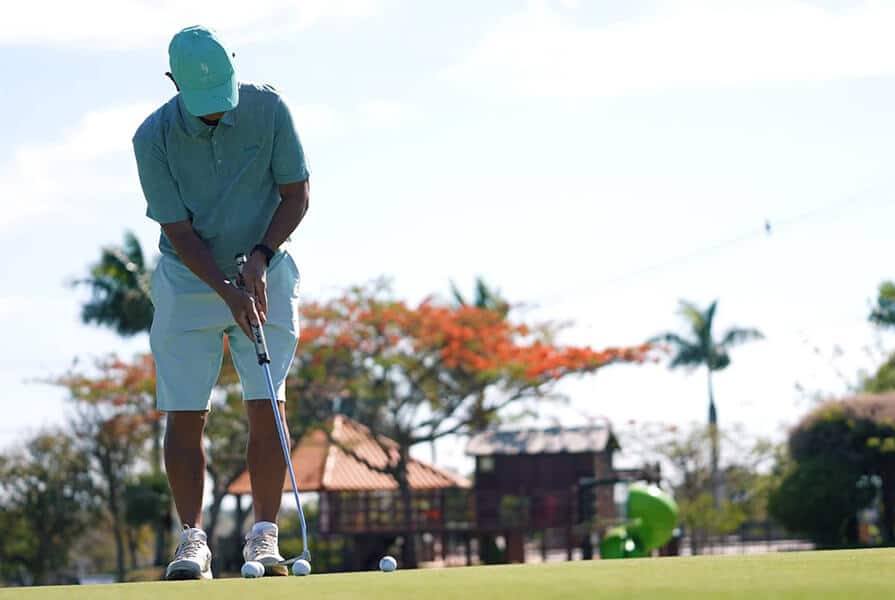 homem jogando golfe no torneio de golfe