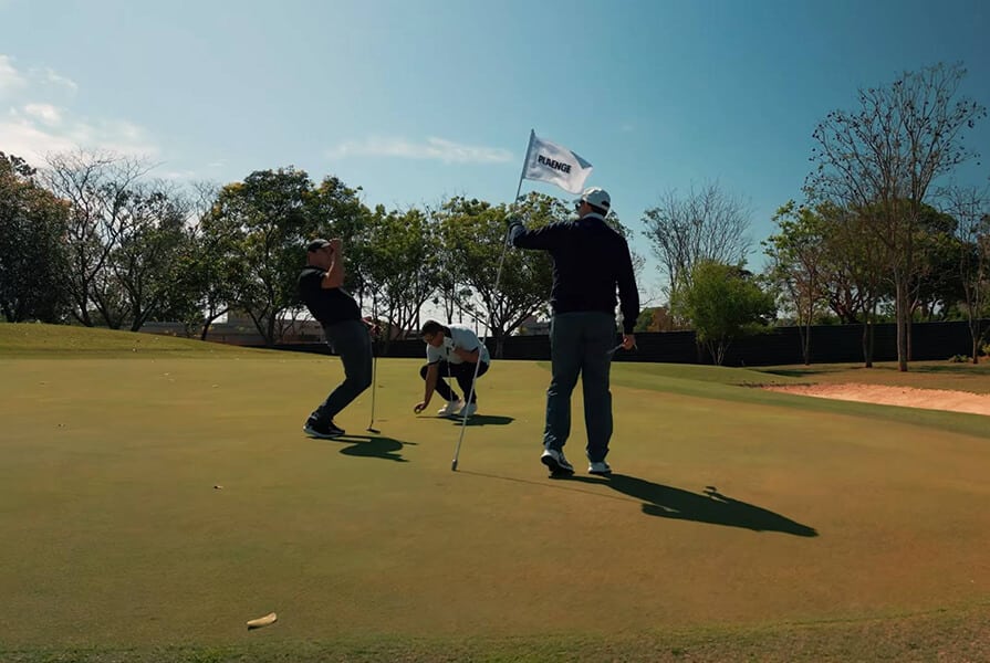 homens jogam em torneio de golfe