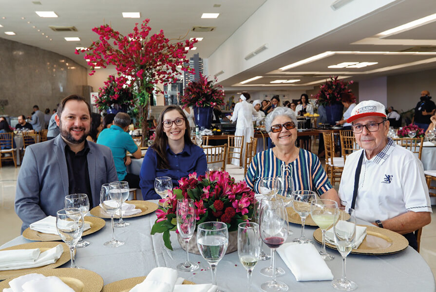 pessoas em mesa de jantar no Lançamento Hampton 