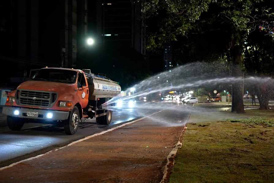 caminhão de agua regando plantas