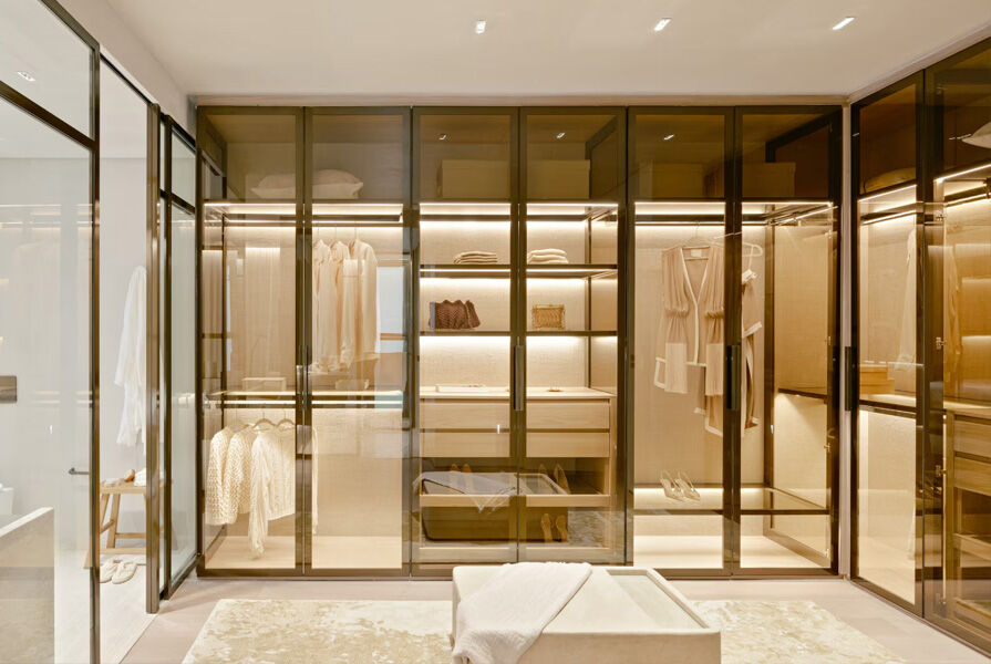 Interior moderno de closet com iluminação suave
