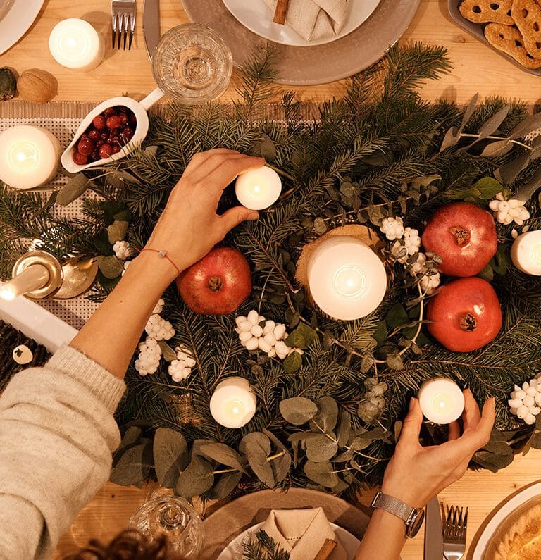 Veja 6 ideias charmosas para decorar uma árvore de Natal pequena