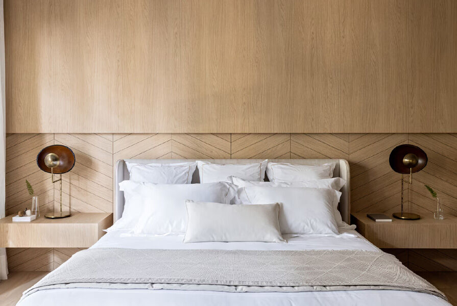 Quarto moderno com cama e decoração em madeira