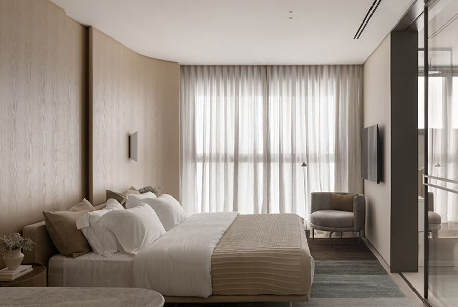 Quarto moderno com cama e grandes janelas