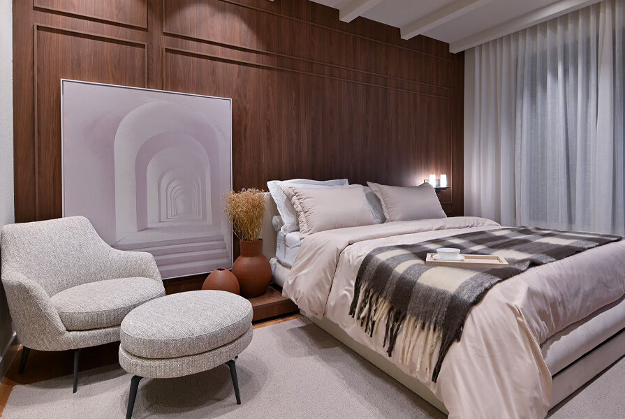 Quarto moderno com cama e sofá aconchegante