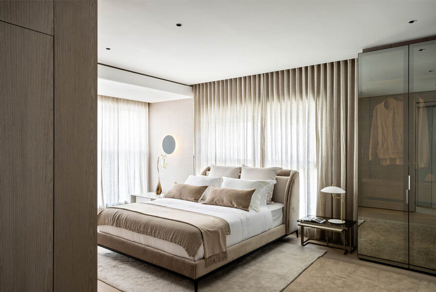 Quarto moderno com cama e cortinas claras