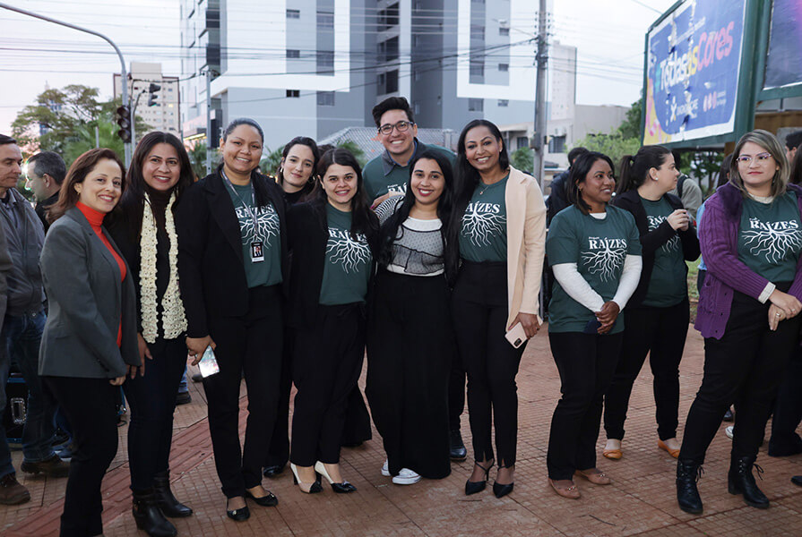 grupo posa para foto no projeto raízes