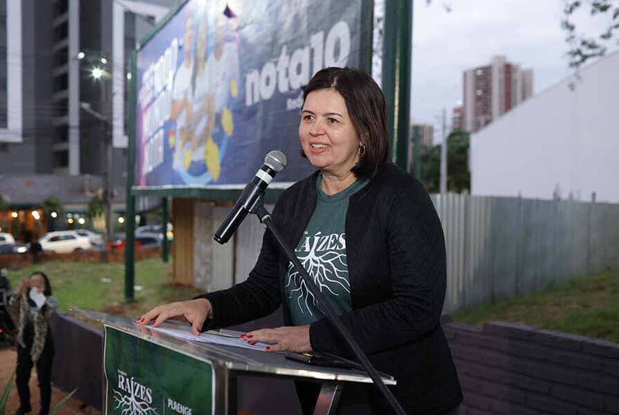 mulher da palestra projeto raízes