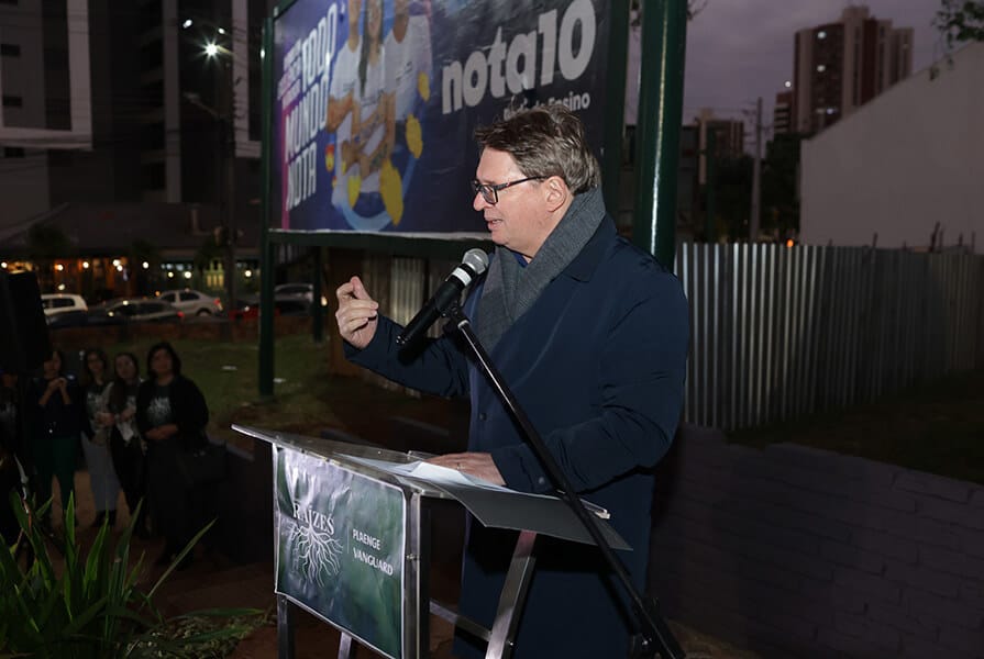 homem da palestra no projeto raízes