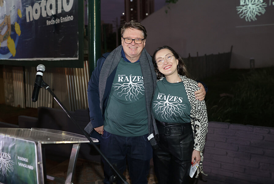 casal posa para foto