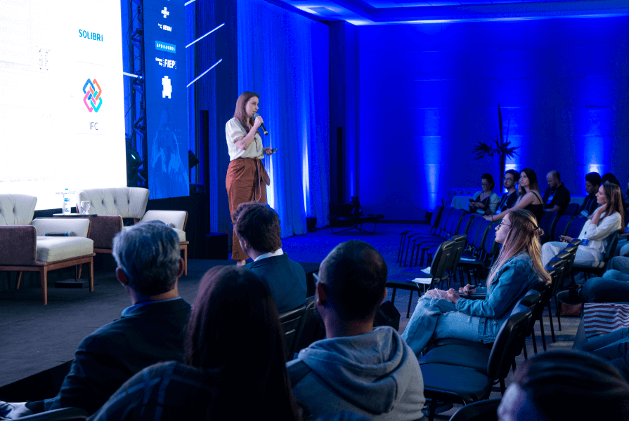 mulher dando palestra na Construtech Week