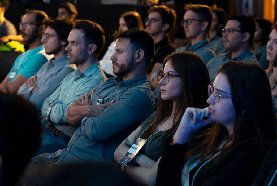 público assistindo palestra