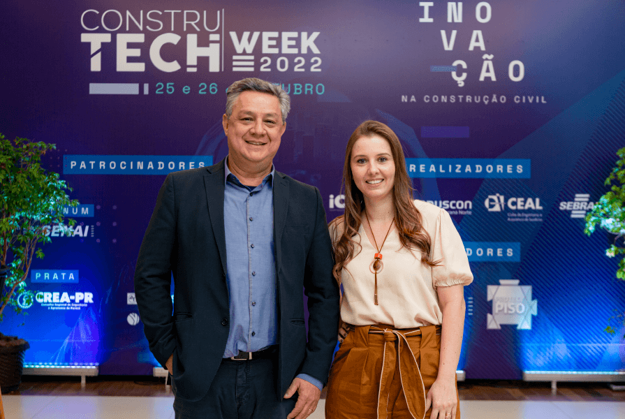 Homem e mulher em evento da Construtech Week