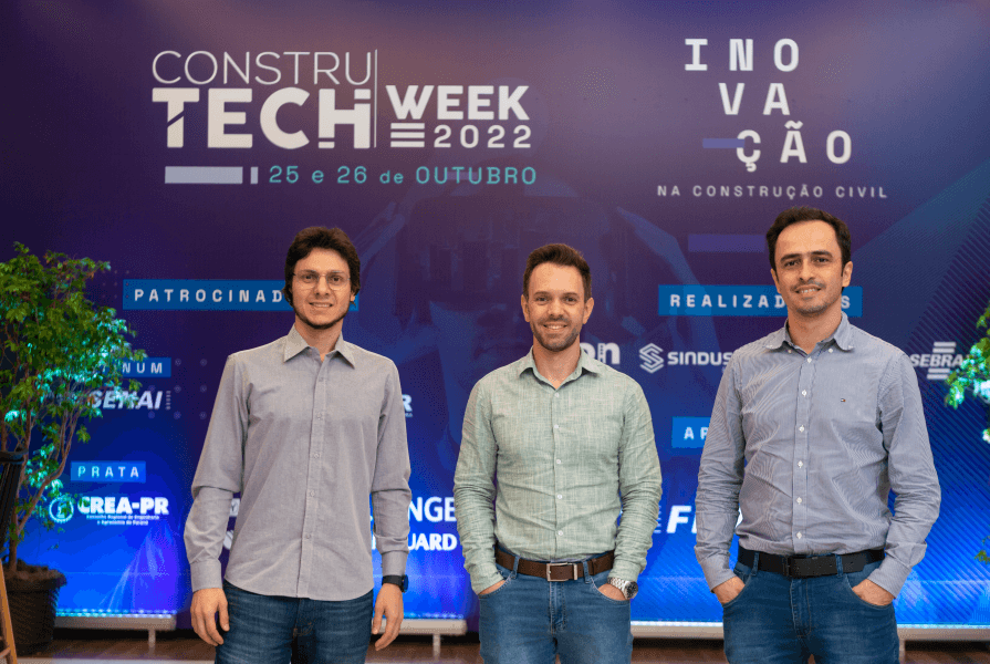 Homens em evento da Construtech Week