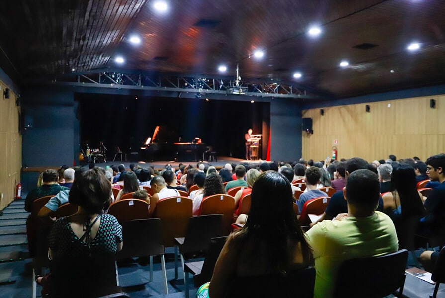 imagem do teatro na apresentação  assim se passaram trint’anos