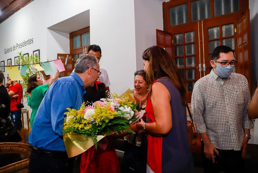 mulher recebe buque de flor 